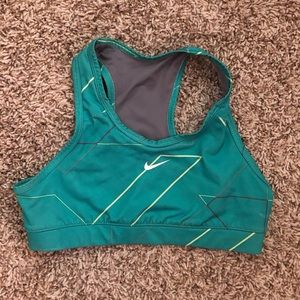 Nike girls sports bra green